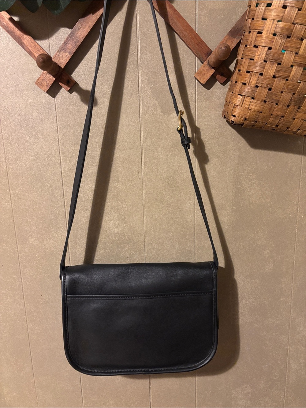 Vintage Coach City Bag Black Leather Crossbody Bag with Gold Turn-Lock - Picture 5 of 12
